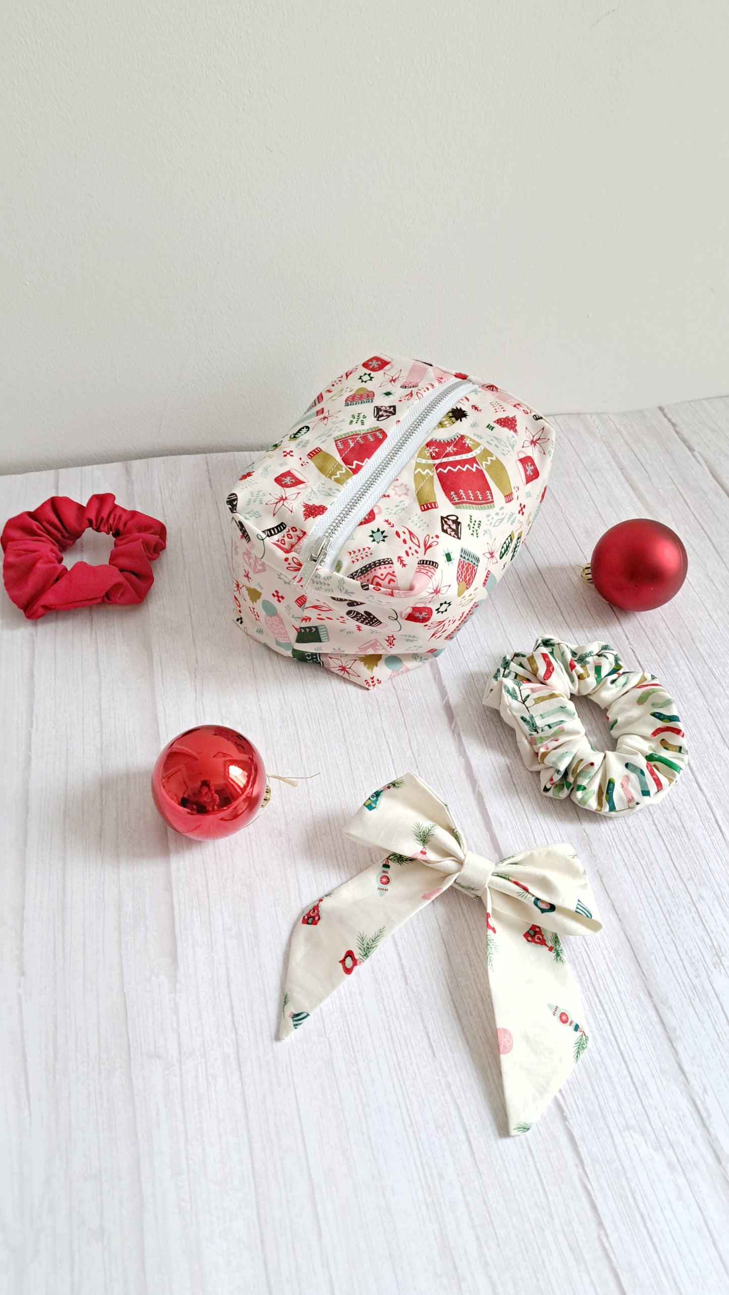 Cosy Christmas Bauble Pattern Scrunchie