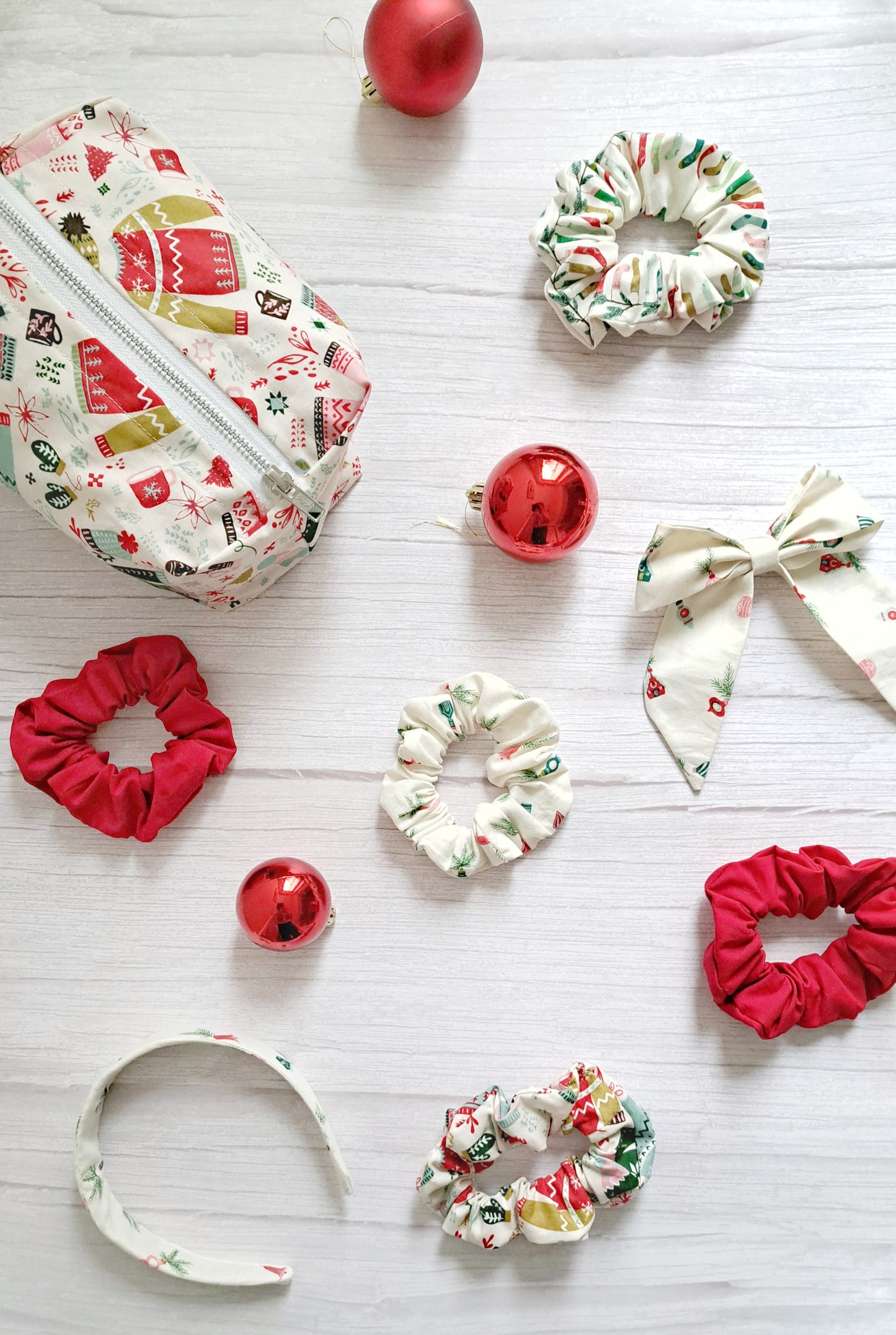 Cosy Christmas Bauble Pattern Scrunchie